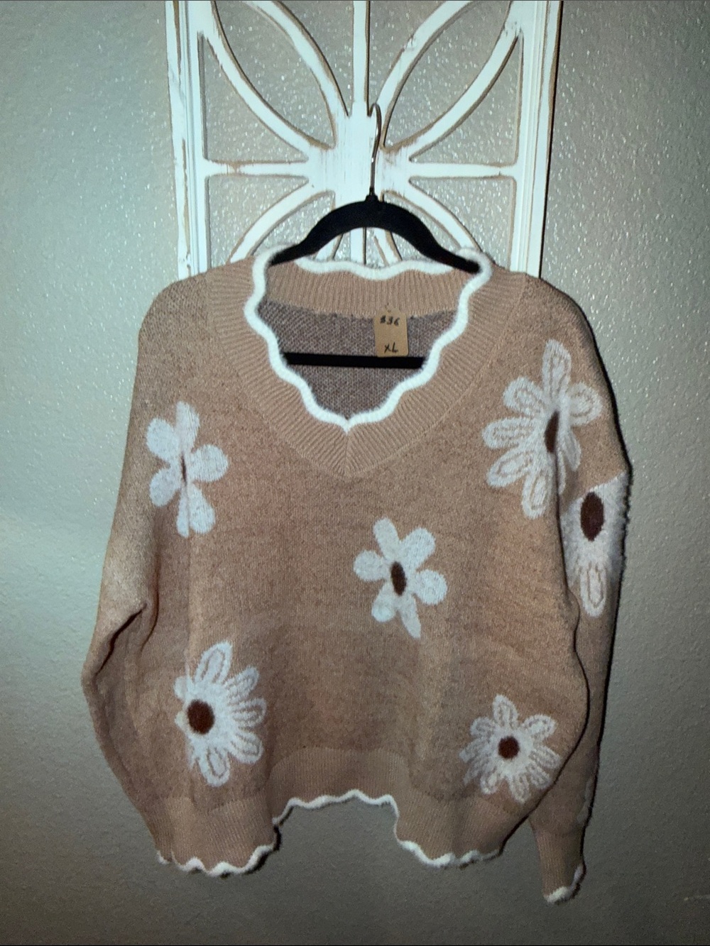 Floral Scallop-Trim V-Neck Sweater - Beige/White